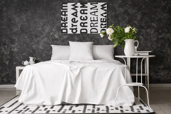 Moderne Kamer Interieur Met Grote Comfortabele Bed — Stockfoto