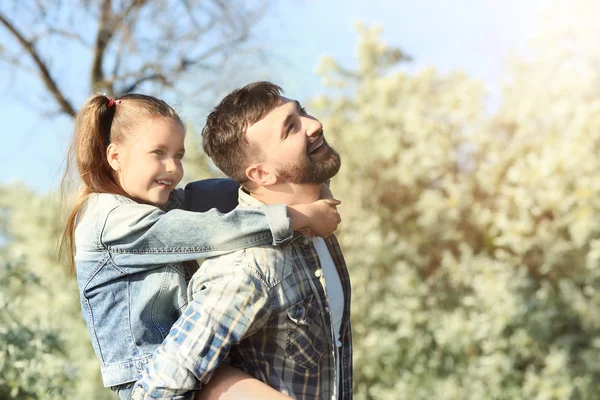 愉快的父亲和小女儿在公园在晴朗的天 — 图库照片