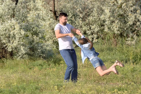 Padre Jugando Con Pequeña Hija Parque —  Fotos de Stock