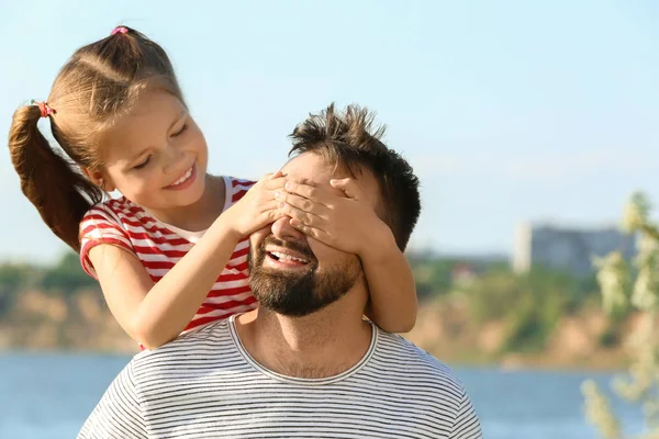 Carino Bambina Che Copre Gli Occhi Suo Padre All Aperto — Foto Stock