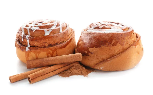 Pães Doces Saborosos Com Paus Canela Sobre Fundo Branco — Fotografia de Stock