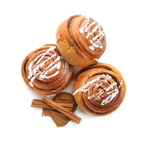 Pães Doces Saborosos Com Paus Canela Sobre Fundo Branco — Fotografia de Stock