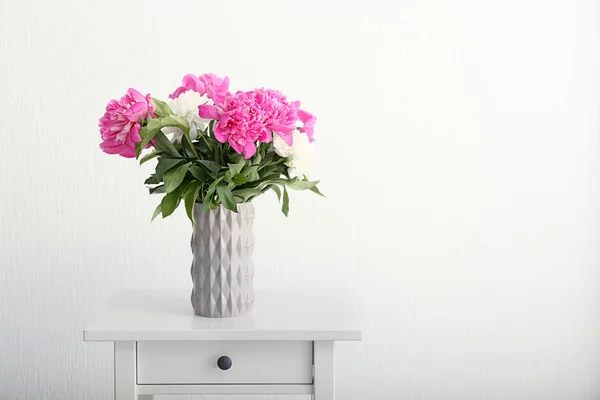 Vaas Met Mooie Bloemen Tafel Tegen Witte Achtergrond — Stockfoto
