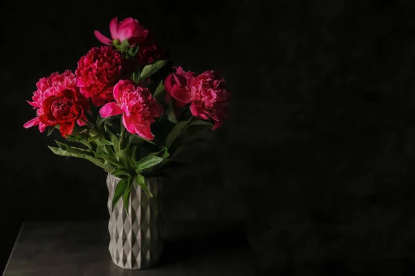 Siyah Arka Plan Üzerine Güzel Çiçekli Vazo — Stok fotoğraf