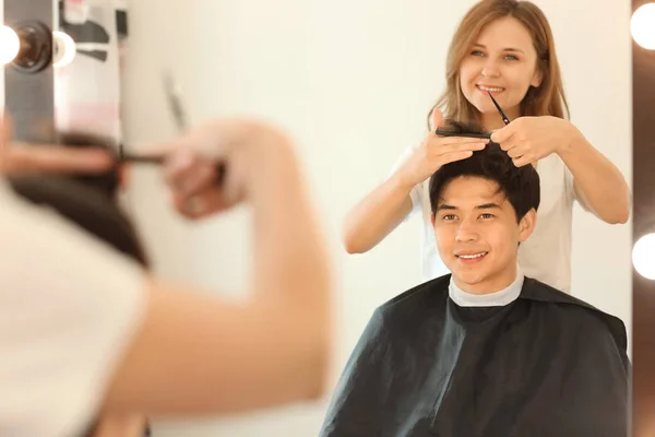 Professional Hairdresser Working Client Beauty Salon — Stock Photo, Image