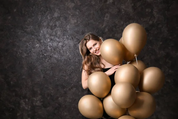 Mulher Bonita Com Balões Fundo Cinza Escuro — Fotografia de Stock