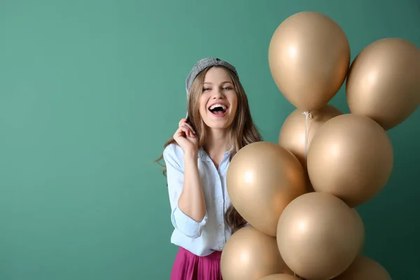 Schöne Junge Frau Mit Luftballons Auf Farbigem Hintergrund — Stockfoto