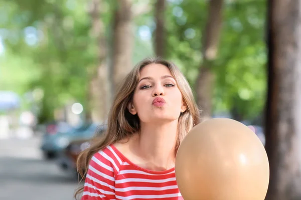 美丽的年轻女子与气球户外 — 图库照片