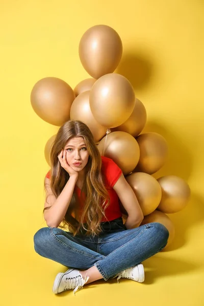 在颜色背景气球的情感年轻妇女 — 图库照片