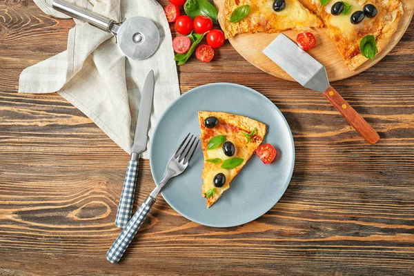 Composición Con Sabrosa Pizza Sobre Mesa Madera — Foto de Stock