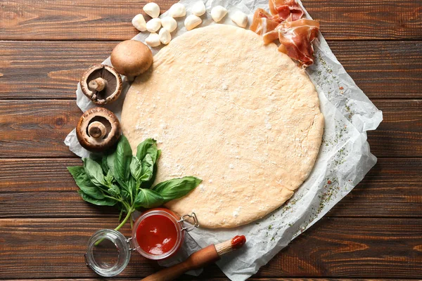 Massa Crua Com Ingredientes Para Pizza Mesa — Fotografia de Stock