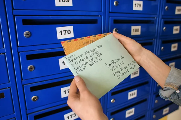 Γυναίκα Επιστολή Κοντά Στο Γραμματοκιβώτιο — Φωτογραφία Αρχείου