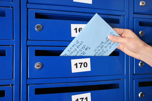 Donna Che Mette Lettera Nella Cassetta Della Posta — Foto Stock