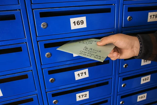 Homem Colocando Carta Caixa Correio — Fotografia de Stock