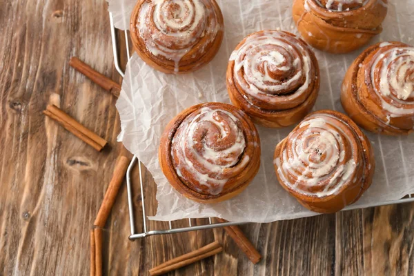 Cooling Rack Tasty Cinnamon Buns Wooden Table — Stock Photo, Image