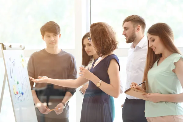 Reunião Equipe Negócios Que Trabalha Escritório Vista Através Vidro — Fotografia de Stock