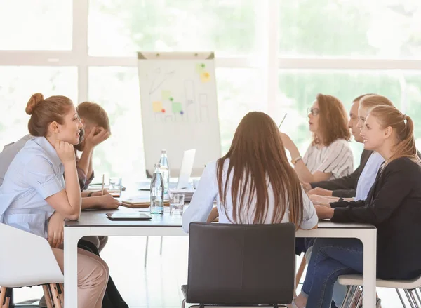 Groep Mensen Tijdens Zakelijke Bijeenkomst Kantoor — Stockfoto