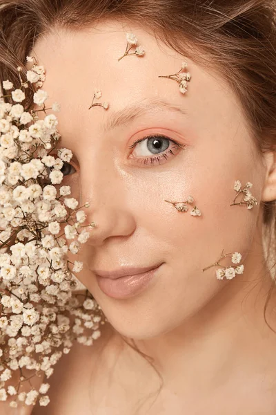 Retrato Mujer Joven Con Flores Cara Primer Plano — Foto de Stock