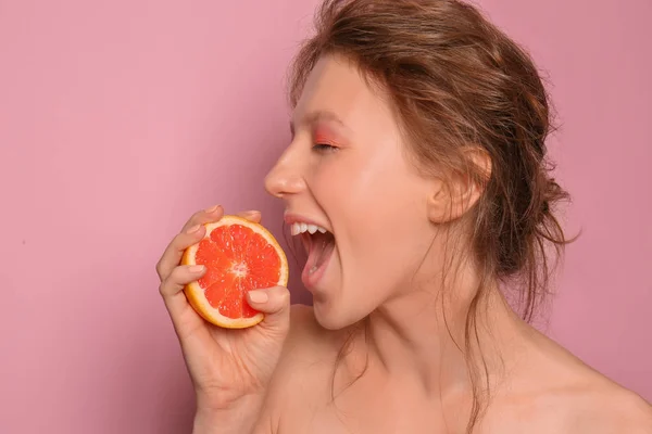 Schöne Junge Frau Mit Grapefruit Auf Farbigem Hintergrund — Stockfoto