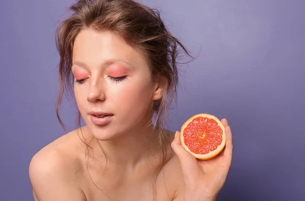 Hermosa Mujer Joven Con Pomelo Sobre Fondo Color — Foto de Stock