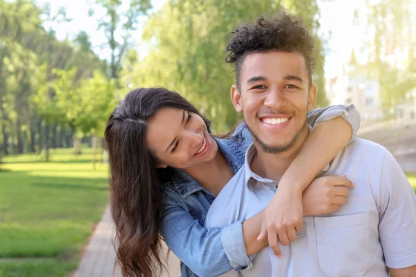 Heureux Couple Afro Américain Dans Parc Jour Printemps — Photo