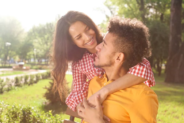 Feliz Pareja Afroamericana Parque Día Primavera — Foto de Stock