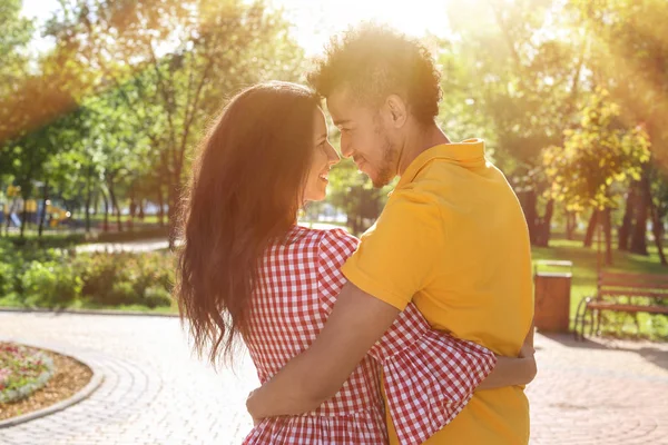 Heureux Couple Afro Américain Dans Parc Jour Printemps — Photo