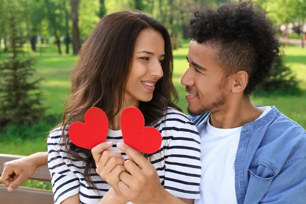 Heureux Couple Afro Américain Avec Des Cœurs Papier Dans Parc — Photo