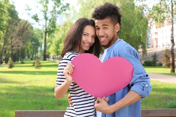 Feliz Casal Afro Americano Com Coração Papel Parque Dia Primavera — Fotografia de Stock