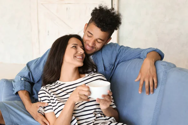 Glückliches Afrikanisch Amerikanisches Paar Trinkt Tee Hause — Stockfoto