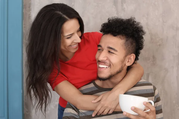 Feliz Casal Afro Americano Casa — Fotografia de Stock