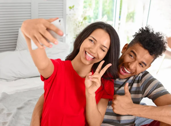 Gelukkige Afro Amerikaanse Paar Nemen Selfie Thuis — Stockfoto