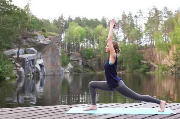 Schöne Junge Frau Praktiziert Morgens Yoga Freien — Stockfoto