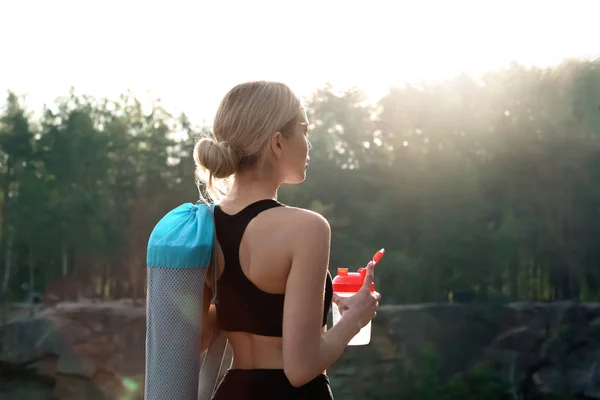 Sportieve Jongedame Met Yoga Mat Fles Water Buiten Ochtend — Stockfoto
