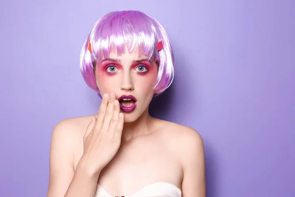 Schockierte Frau Mit Ungewöhnlichen Haaren Und Professionellem Make Auf Farbigem — Stockfoto