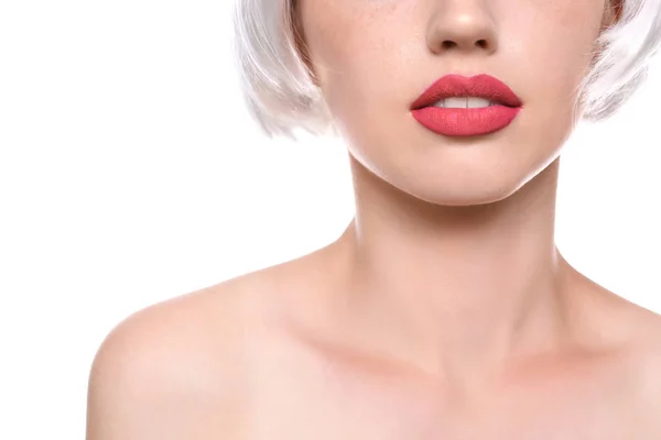 Mujer Joven Con Maquillaje Profesional Sobre Fondo Blanco Primer Plano — Foto de Stock