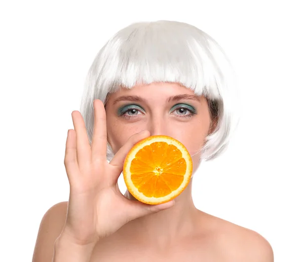 Junge Frau Mit Perücke Und Orangefarbener Hälfte Auf Weißem Hintergrund — Stockfoto