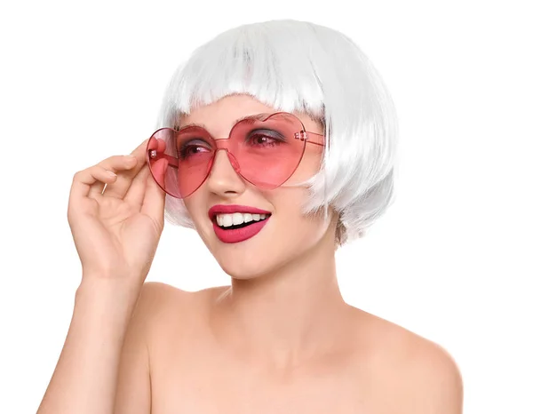 Ung Kvinna Med Peruk Och Solglasögon Vit Bakgrund — Stockfoto