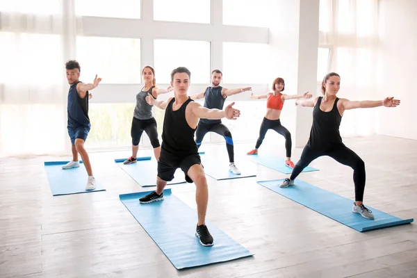 Gruppe Sportlicher Menschen Die Yoga Haus Praktizieren — Stockfoto