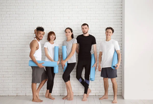 Groep Sportieve Mensen Met Yoga Matten Buurt Van Witte Bakstenen — Stockfoto