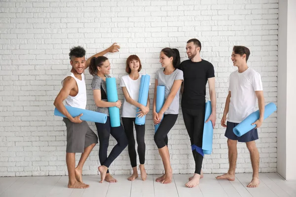 Group Sporty People Yoga Mats White Brick Wall — Stock Photo, Image