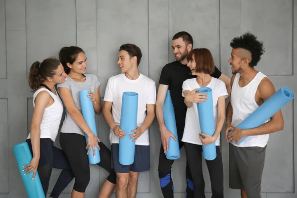 Group Sporty People Yoga Mats Grey Wall — Stock Photo, Image