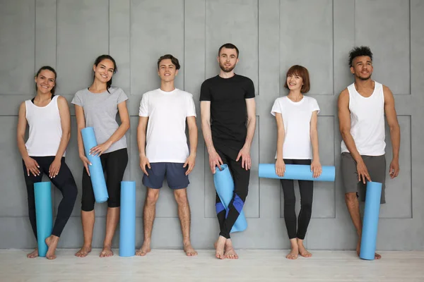 Grupo Deportistas Con Colchonetas Yoga Cerca Pared Gris — Foto de Stock