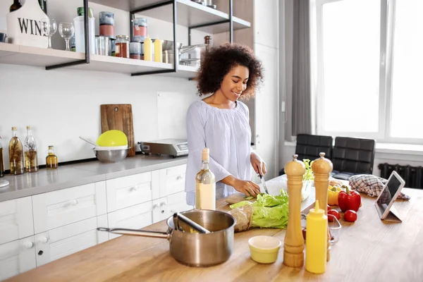Young African American Woman Cooking Kitchen — Stock Photo, Image