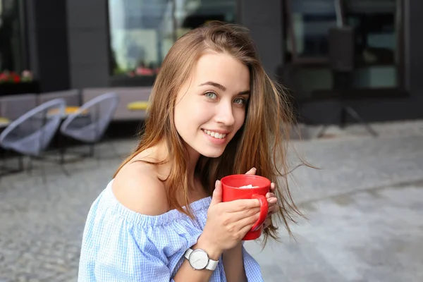 Hermosa Mujer Joven Con Taza Bebida Cacao Dulce Aire Libre — Foto de Stock