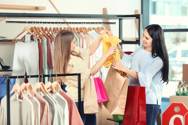 Hermosas Chicas Jóvenes Con Bolsas Compras Elegir Ropa Tienda —  Fotos de Stock