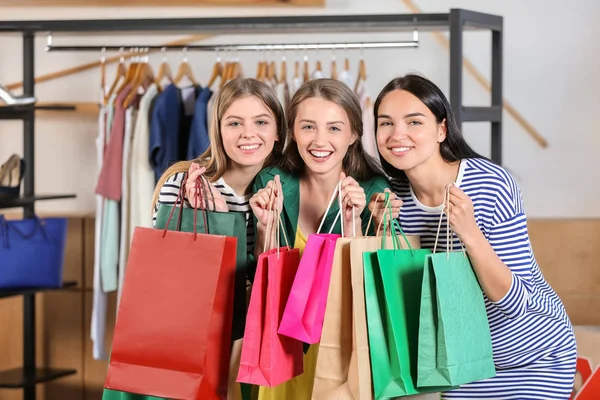 Meninas Bonitas Jovens Com Sacos Compras Loja Roupas — Fotografia de Stock