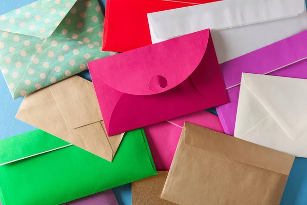 Renk arka plan üzerinde posta zarflar