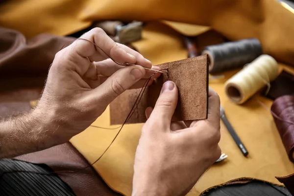 Man Met Naaldleer Werkplaats — Stockfoto