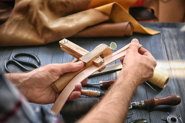 Fabrikada Closeup Deri Ile Çalışırken Dikiş Kelepçe Kullanan Adam — Stok fotoğraf